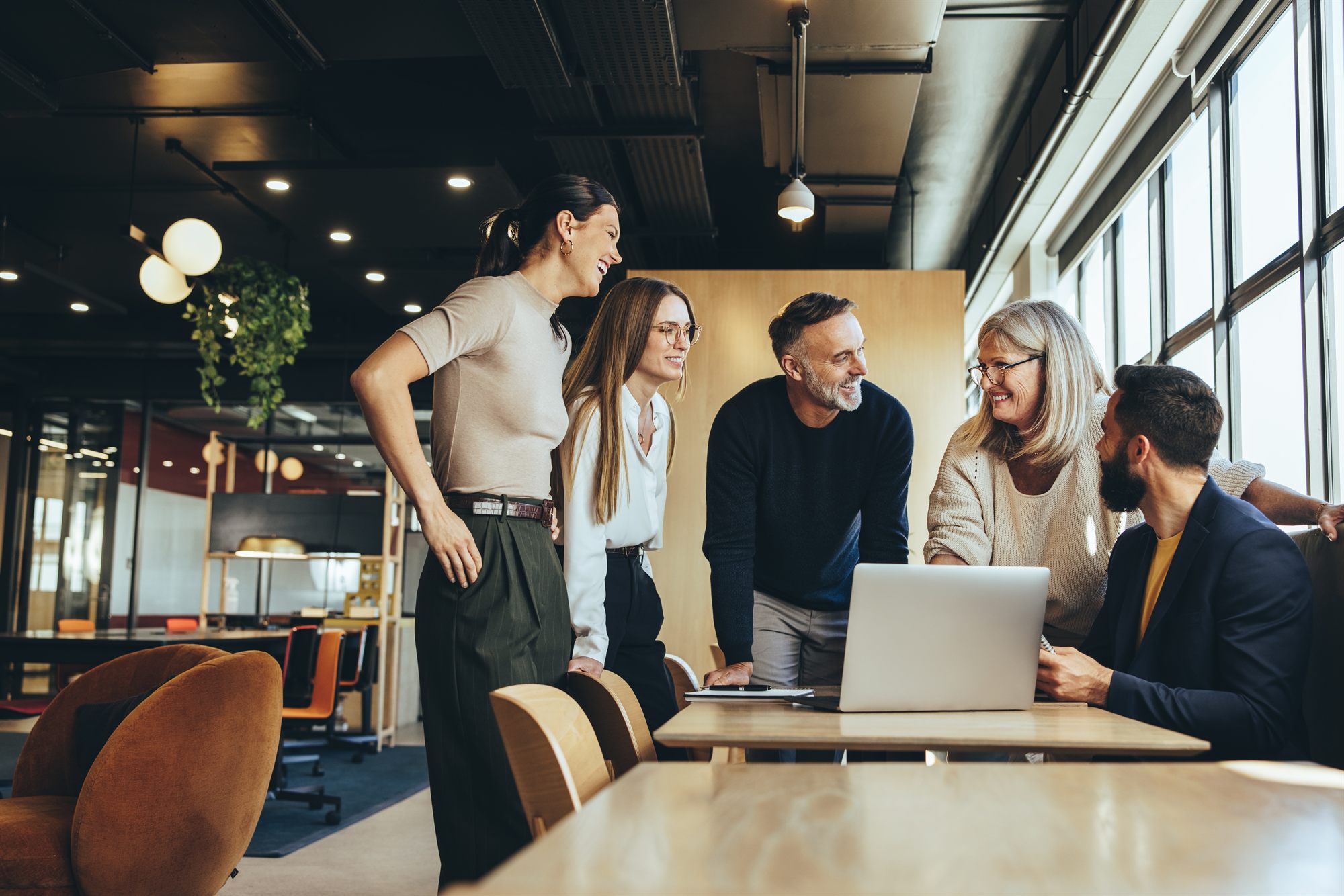 Freundliches Beraterteam von Career Scout im Gespräch.